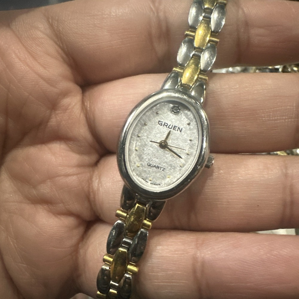 Working Vintage GRUEN Dainty Two Tone Ladies Watch Oval Quartz 20mm Fit 6.25”